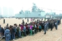 4月22日上午9时许，等候参观军舰的市民仍然排着长队。