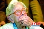 亨德力克出生于1890年，去世于2005年，终年115岁。养老院的人说，她去世前竟然已预料到生命将停止，她提前两天跟身边所有的人进行了告别，然后平静地整理自己的物品迎接死亡。