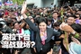  5月7日，泰国首都曼谷郊区，看守总理英拉向支持者挥手。当日，英拉被判违反宪法并解职，副总理兼商务部长尼瓦探隆被看守内阁指定为新的看守总理 。