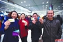 在青岛北站，来自黑龙江的杨先生恰巧赶上青岛地铁开通试运营，带着家人一起体验。记者 张伟