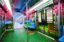 青岛地铁首列3D列车已上线试运行。3D车辆的设计方案以青岛四季为主线，由6个主题元素构成，每辆车1个主题，突显了青岛特色。 第一辆车“春”以火车站的红瓦绿树主题。 