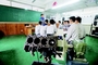 王宁老师(左二)教学生怎样找到汽车故障原因。