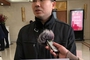 青岛市政协委员、民盟青岛市委秘书长陈洁正在接受半岛网记者的采访