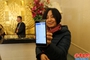 青岛市政协委员、中国石油大学（华东）化工学院副院长刘欣梅向记者展示手机中的“青岛政协”APP