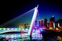 夜幕下的彩虹桥构成了浮山湾畔一道亮丽的风景。