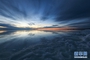 这是落日余晖中的察尔汗盐湖（8月18日摄）。